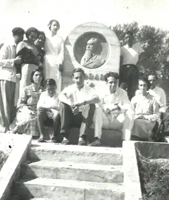 1935, en el Parque Unzué. En el viejo Monumento a los Antepasados, Julio César Rodríguez Otero (sentado, de rulos a la derecha de la foto), posa junto a su amigo Don Manuel Almeida (en el medio, el más alto) y su hermano Marco Aurelio (a la izquierda, el más chico). Al costado, parada está Laura y Arnalo, los papás de Quico. 