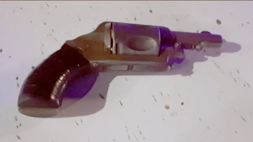 El pasado 2 del corriente, se hicieron allanamientos en una casa de Quequén y secuestraron un arma