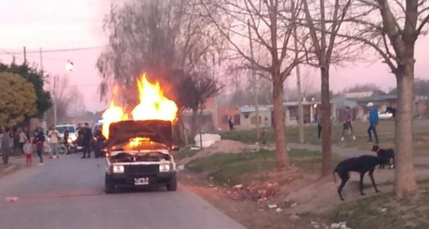 Tras confuso episodio, ardió en llamas un auto en Brenan al 1300