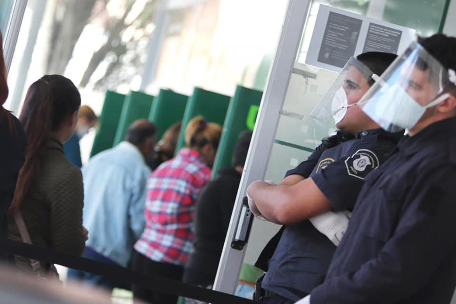 Cuarentena rota por el caos bancario: Este sábado hubo menos gente y más orden y medidas de prevención