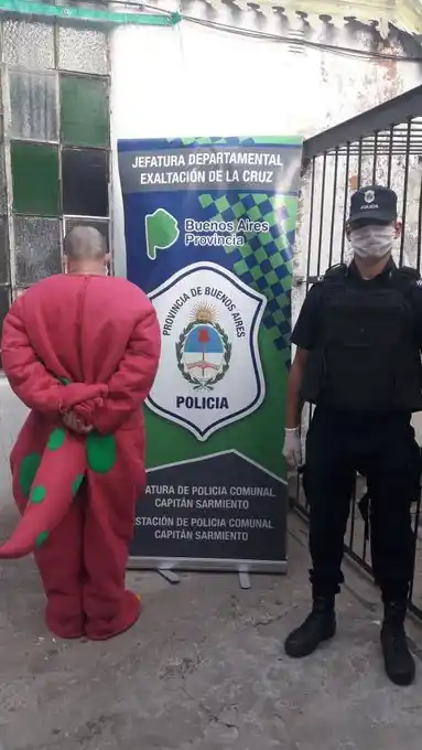 Intentó romper la cuarentena disfrazado de "Barney": se lo llevaron preso, por supuesto