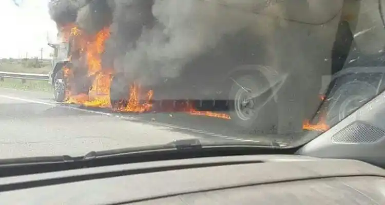 Un camión que transportaba cemento se incendió en Ruta 9