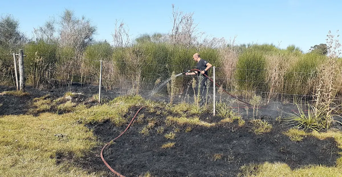 Ardua labor de los bomberos de Lobería