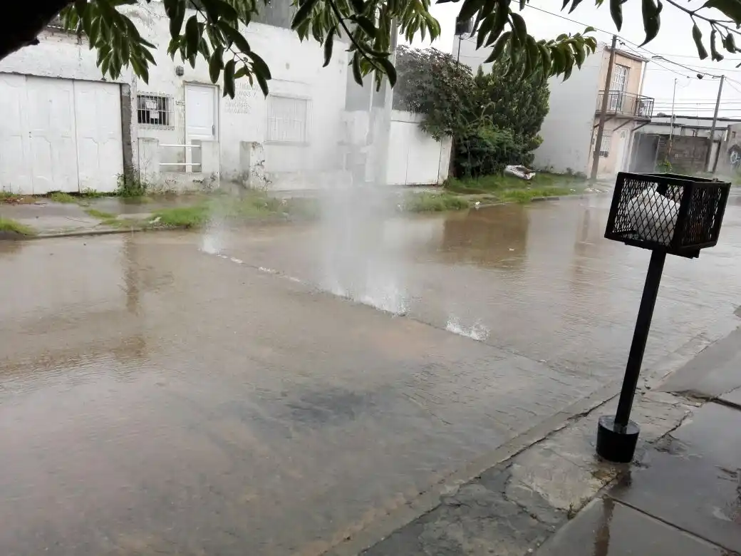 Clavarino e Yrigoyen: "Fuga de agua" en plena calle
