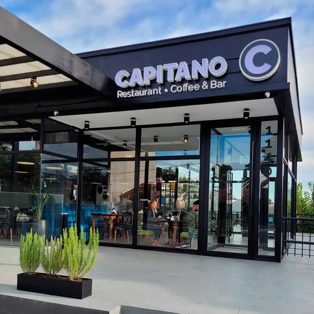 Conocé el hermoso salón de Capitano en Avellaneda 1140, de martes a domingos, en su horario corrido de 8 a 23 30.