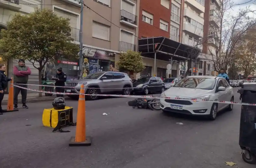 Abrió la puerta del auto e impactó a delivery: lo trasladan con golpes
