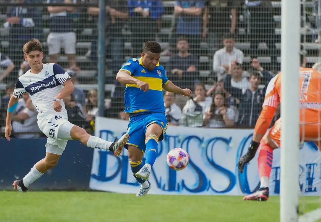 Fabra remata para el primer gol de Boca.
