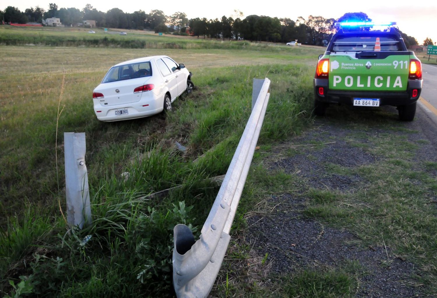 Un conductor se fue del carril en la rotonda de las rutas 226 y 30