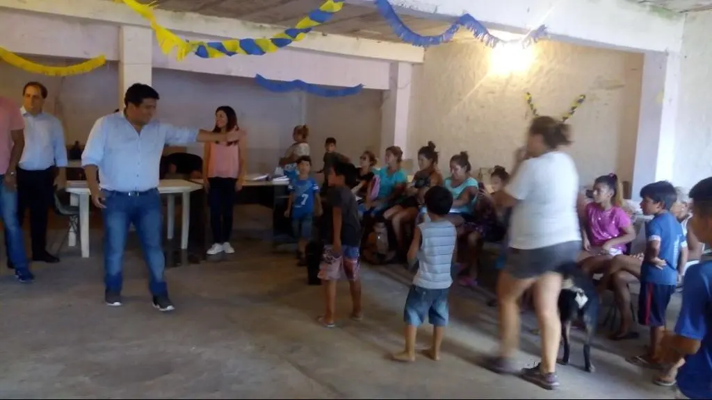 Ranzini entregó útiles escolares y guardapolvos a más de 400 niños de Zárate