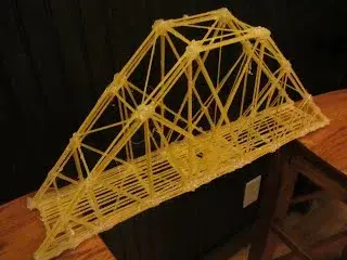 La UTN Rafaela se prepara el 3° Concurso Nacional de Puentes de Fideos e invitó al Concejo