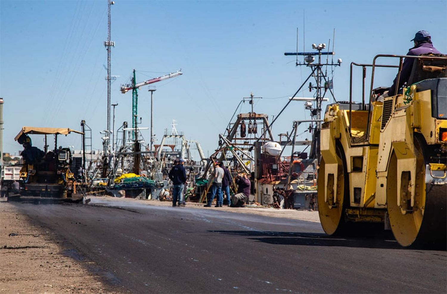 Avanza en el puerto marplatense la repavimentación del Espigón 1