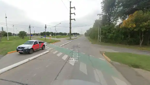 Un patrullero policial chocó con un automóvil en inmediaciones de una rotonda en el sur de la ciudad