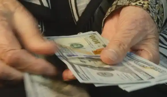 Estafa en San Cayetano: le hicieron el “cuento del tío” y le robaron dólares