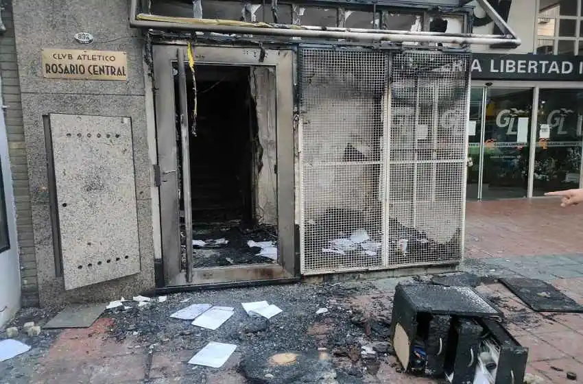 Newells lanzó un comunicado tras el ataque a la sede de Central y aseguró que «rechaza toda manifestación de violencia»