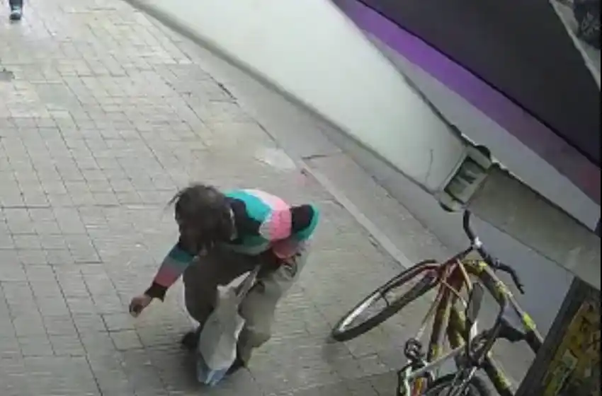 Atención ciclistas: así les sacan el candado a las bicis y se las llevan en el centro rosarino