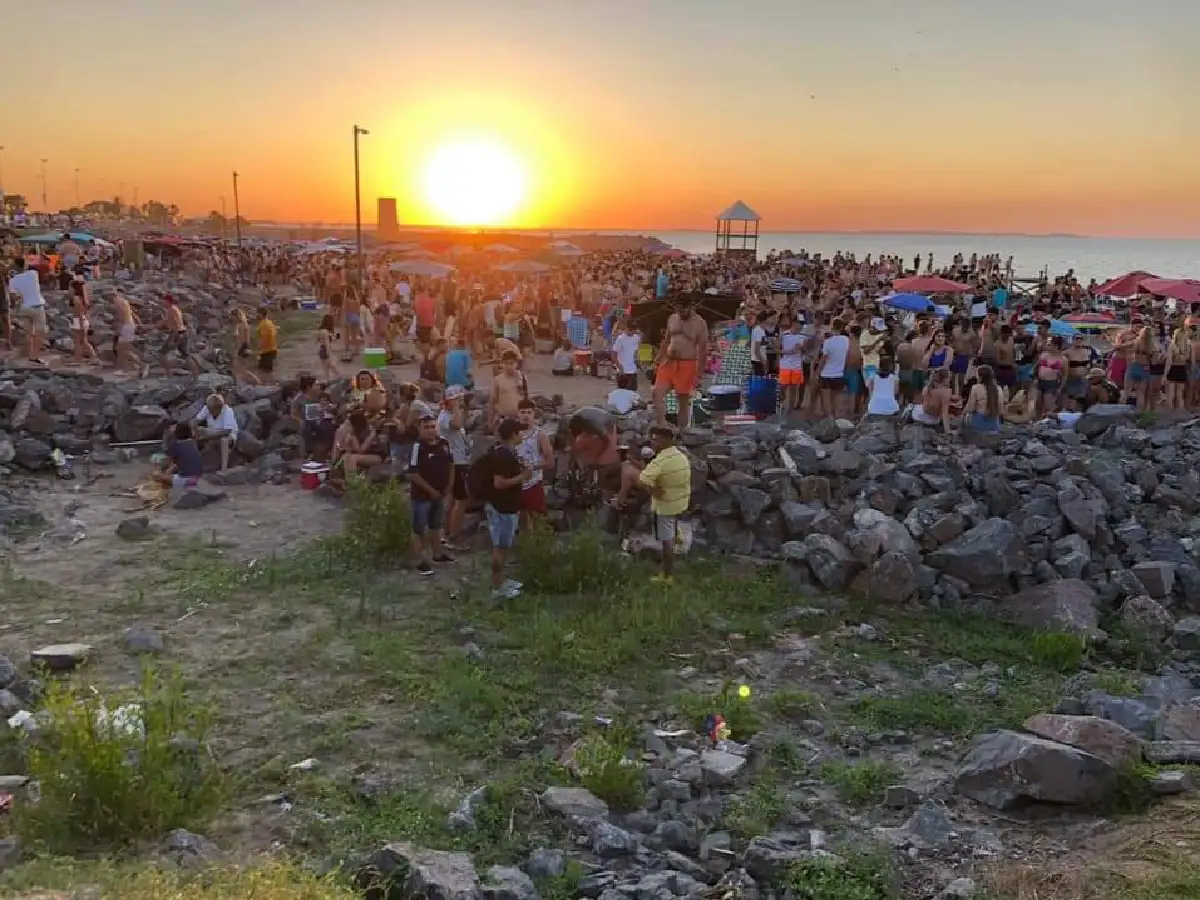 Las playas de Miramar llenas de gente y sin control en plena pandemia