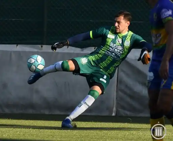 Primera C: tras una amenaza de bomba, Excursionistas ganó con Matías Budiño de titular y llegó a la cima de la tabla