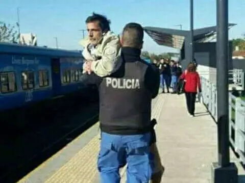 El noble gesto de un Policía local con un pasajero discapacitado en La Matanza