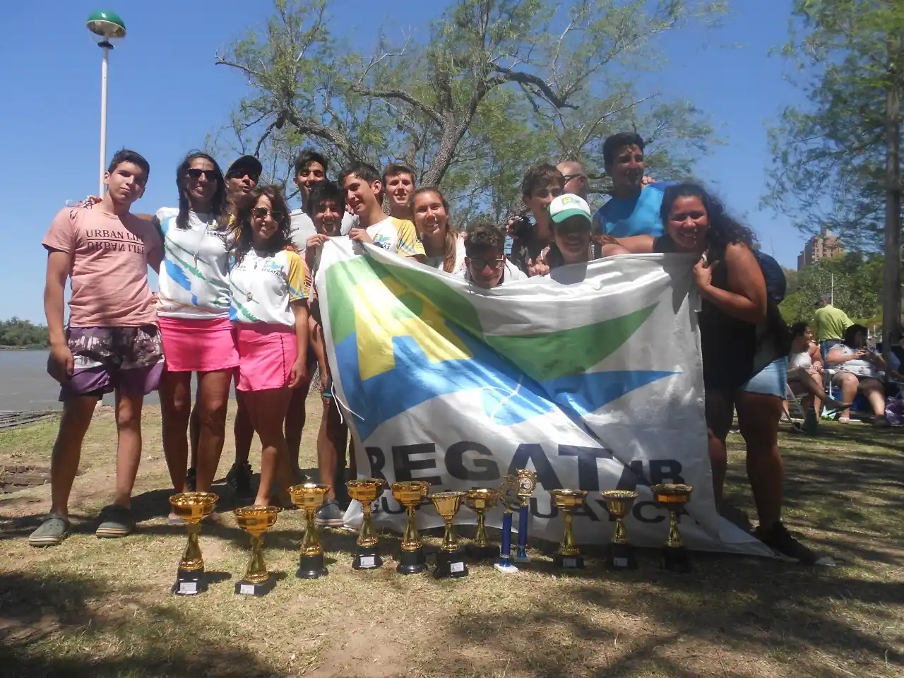 Buena cosecha de medallas para Regatas en el final del Entrerriano