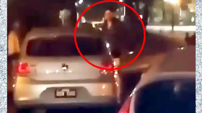 El momento en que sujeto sube a capot del auto en el que iba su ex pareja