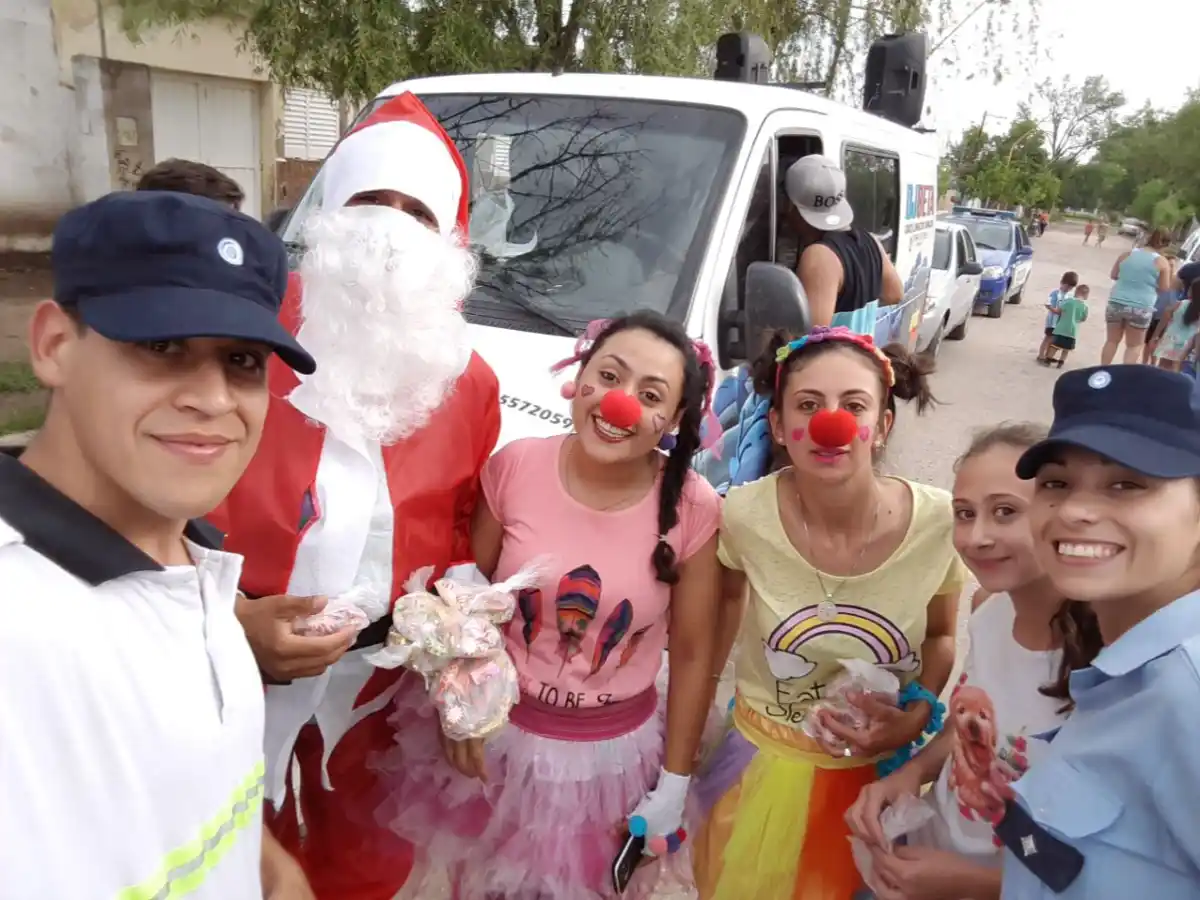 Efectivos de Policía Barrial  fueron Papá Noel por un día   
