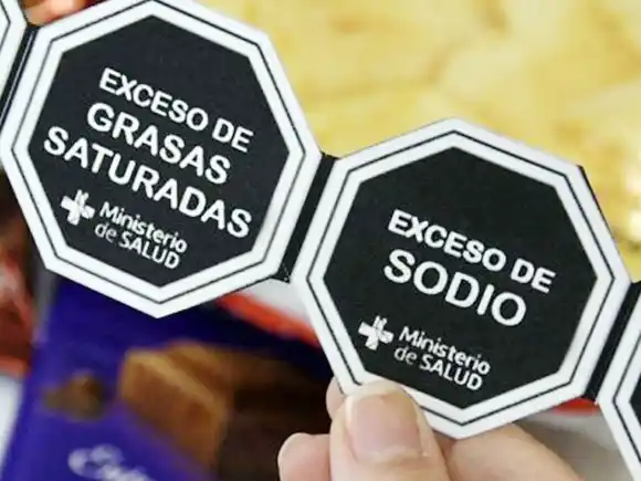 Etiquetado frontal: cuáles son los alimentos que dejan de llevar sellos negros