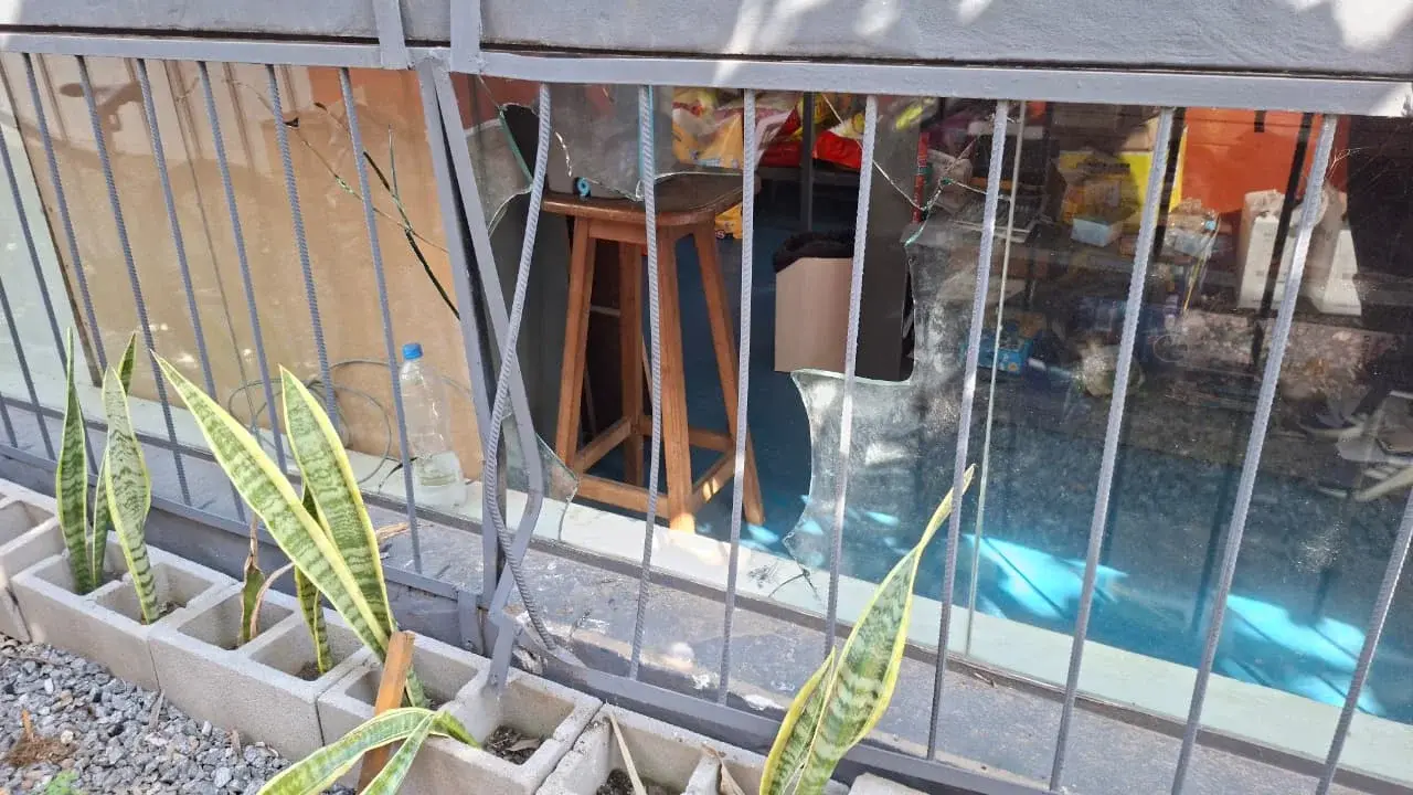 “Nos reventaron una ventana completa y se llevaron de todo”: robaron en un local de avenida Aristóbulo del Valle