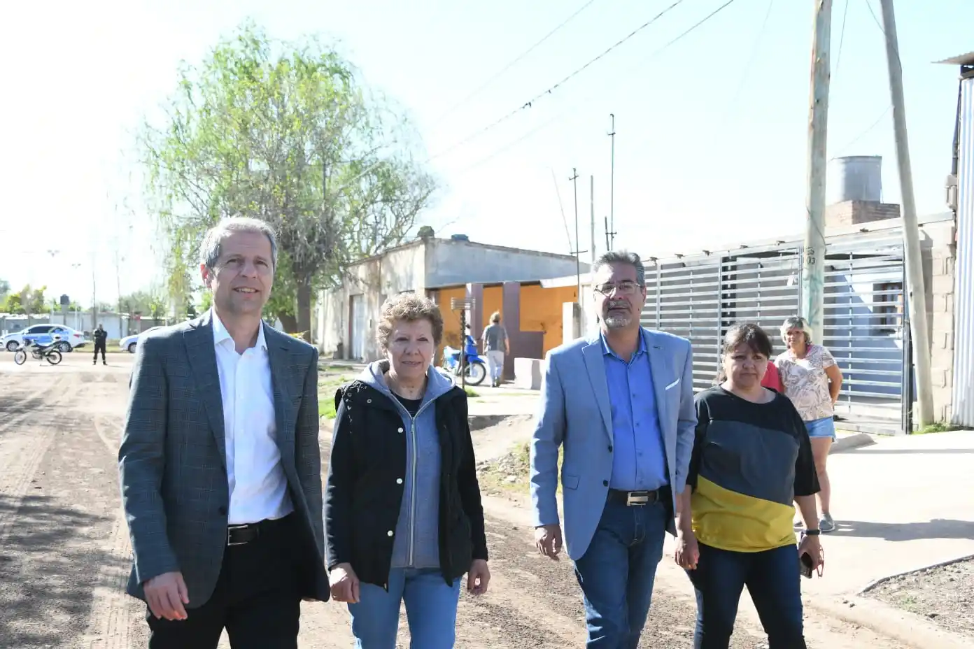 Bernarte con los vecinos supervisando las obras en San Cayetano