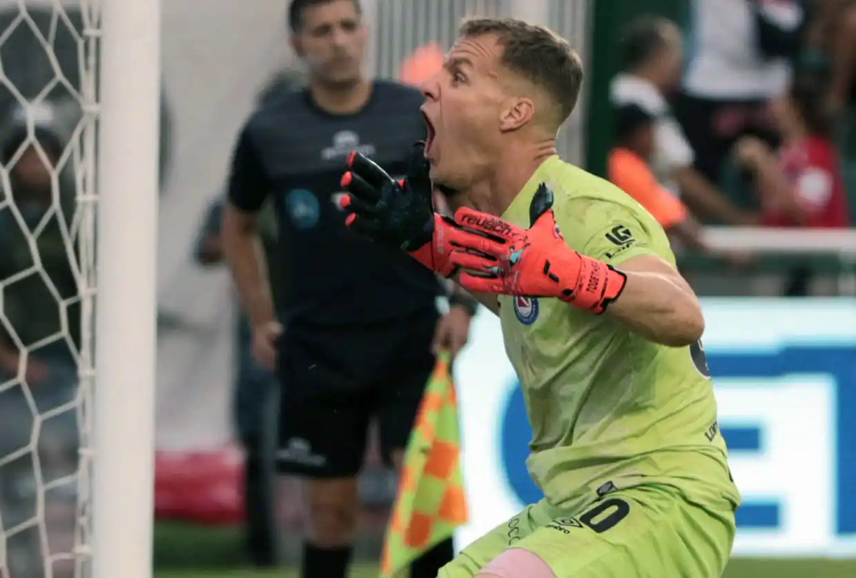 Argentinos avanzó de la mano de “Ruso” Rodríguez