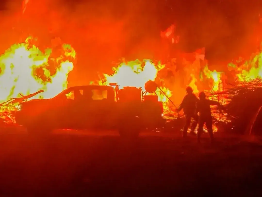 Controlaron un incendio de gran magnitud en una antigua cava de San Jerónimo Norte