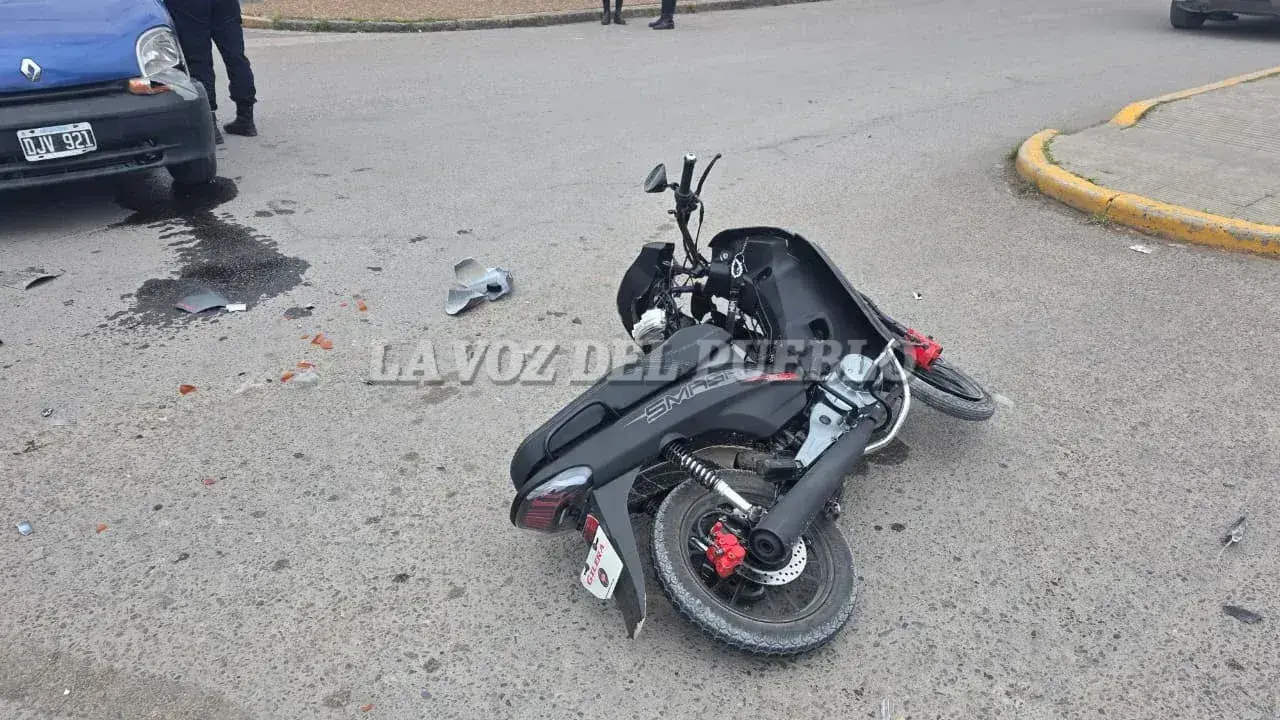 Choque entre un utilitario y una moto en Rivadavia y Pueyrredón: trasladaron a la motociclista al Hospital