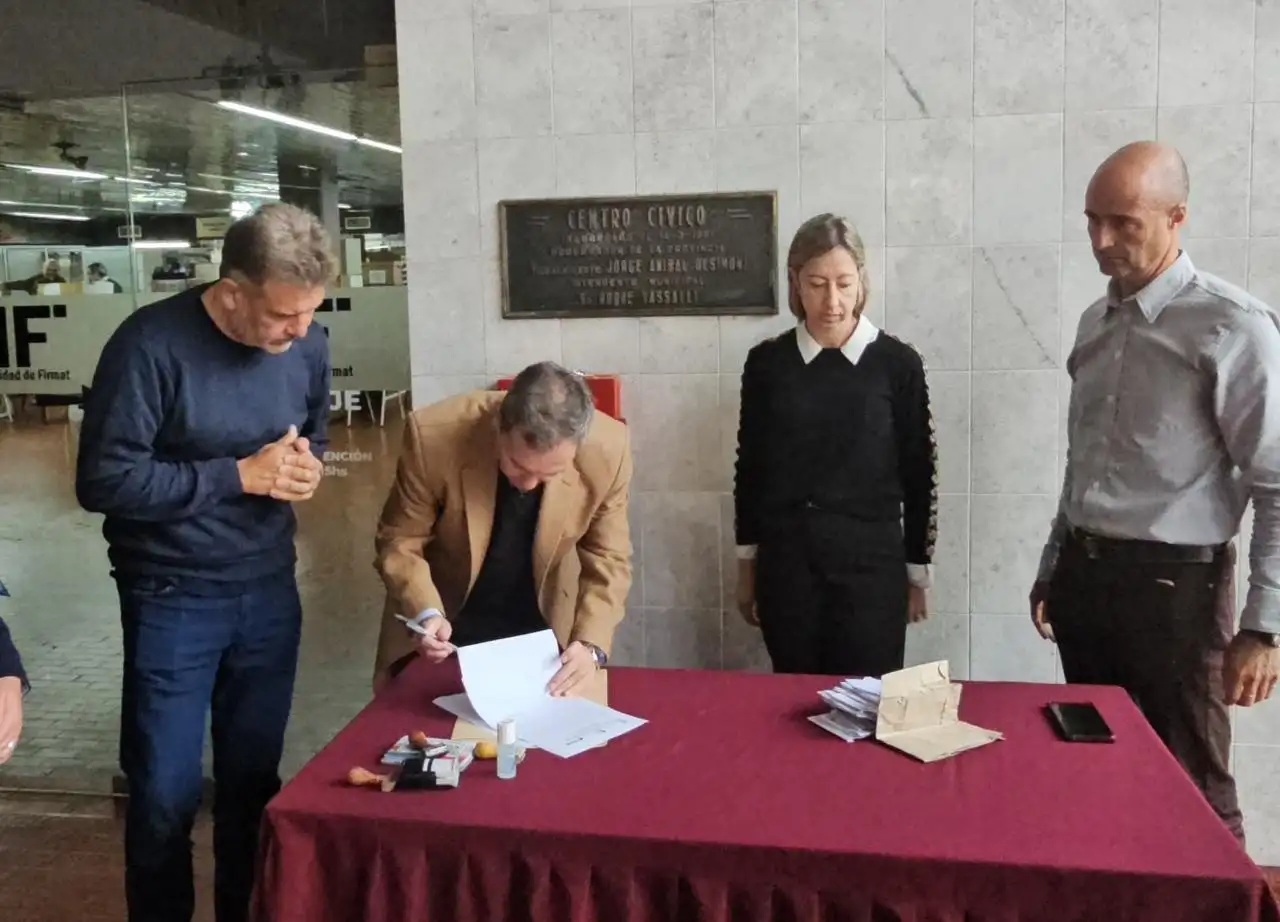 El acto contó con la presencia del intendente Leonel Maximino, el Fiscal regional Dr. Mauricio Clavero, la Fiscal Dra. Ana Belén Stampela, y otros funcionarios municipales y judiciales. Foto: Municipalidad de Firmat.