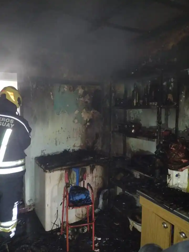Bomberos sofocaron un incendio una casa de calle Belgrano