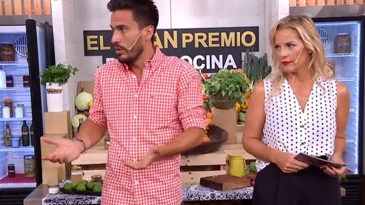 El conductor del “gran premio de la cocina” retó a dos participantes que tiraron alimentos