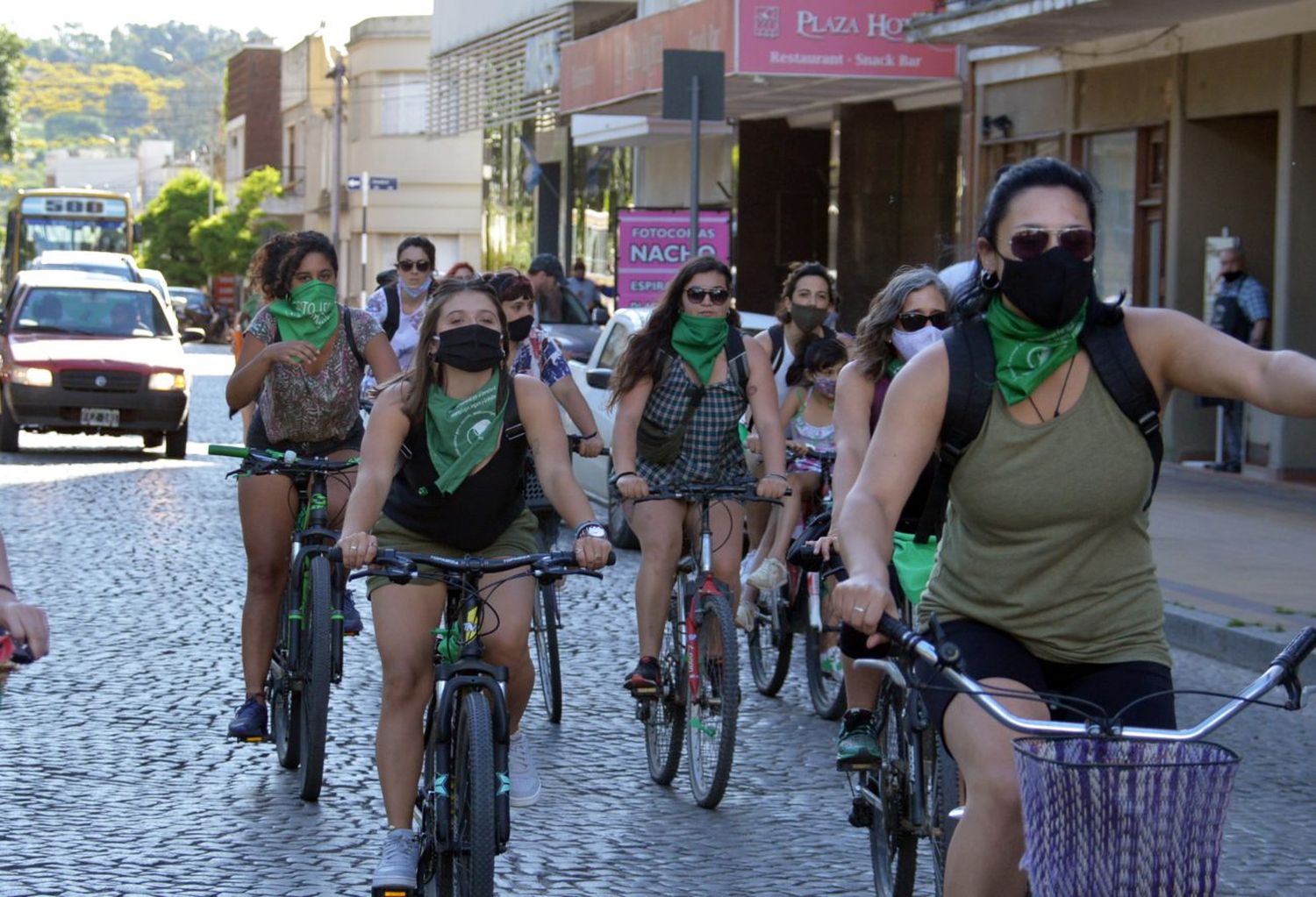 Realizaron una caravana para pedir que se  apruebe el proyecto de legalización del aborto