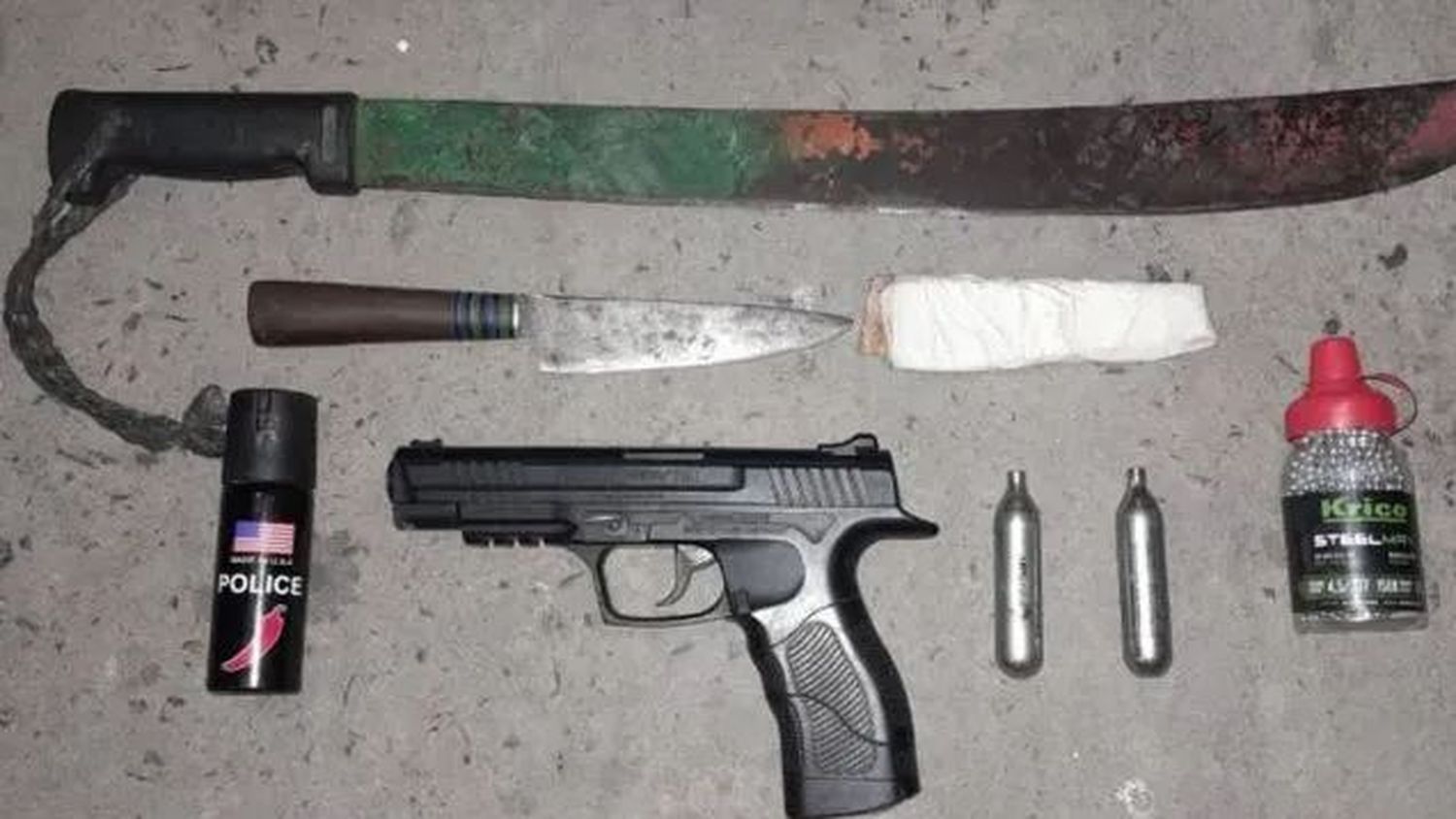 Tres detenidos por atacar a un joven con un arma, un machete y gas pimienta