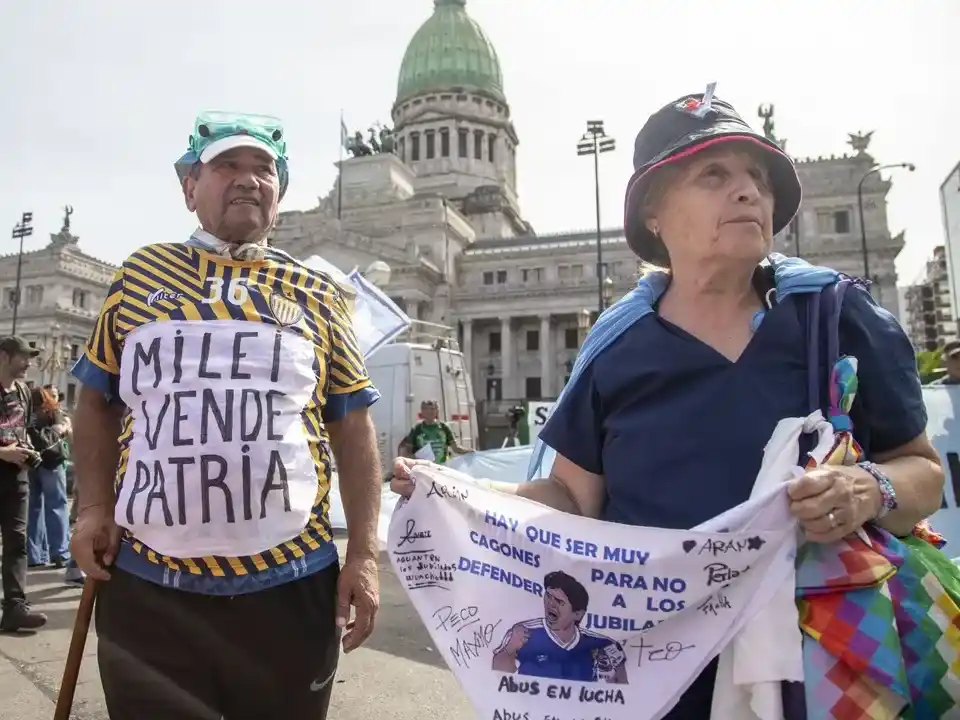 Incidentes en la marcha de jubilados: golpes y tironeos con la Policía