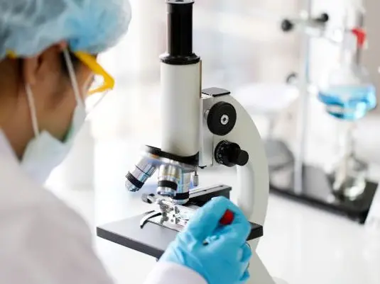 Los médicos y bioquímicos jubilados que sigan en actividad deberán volver a realizar aportes a la Caja Previsional