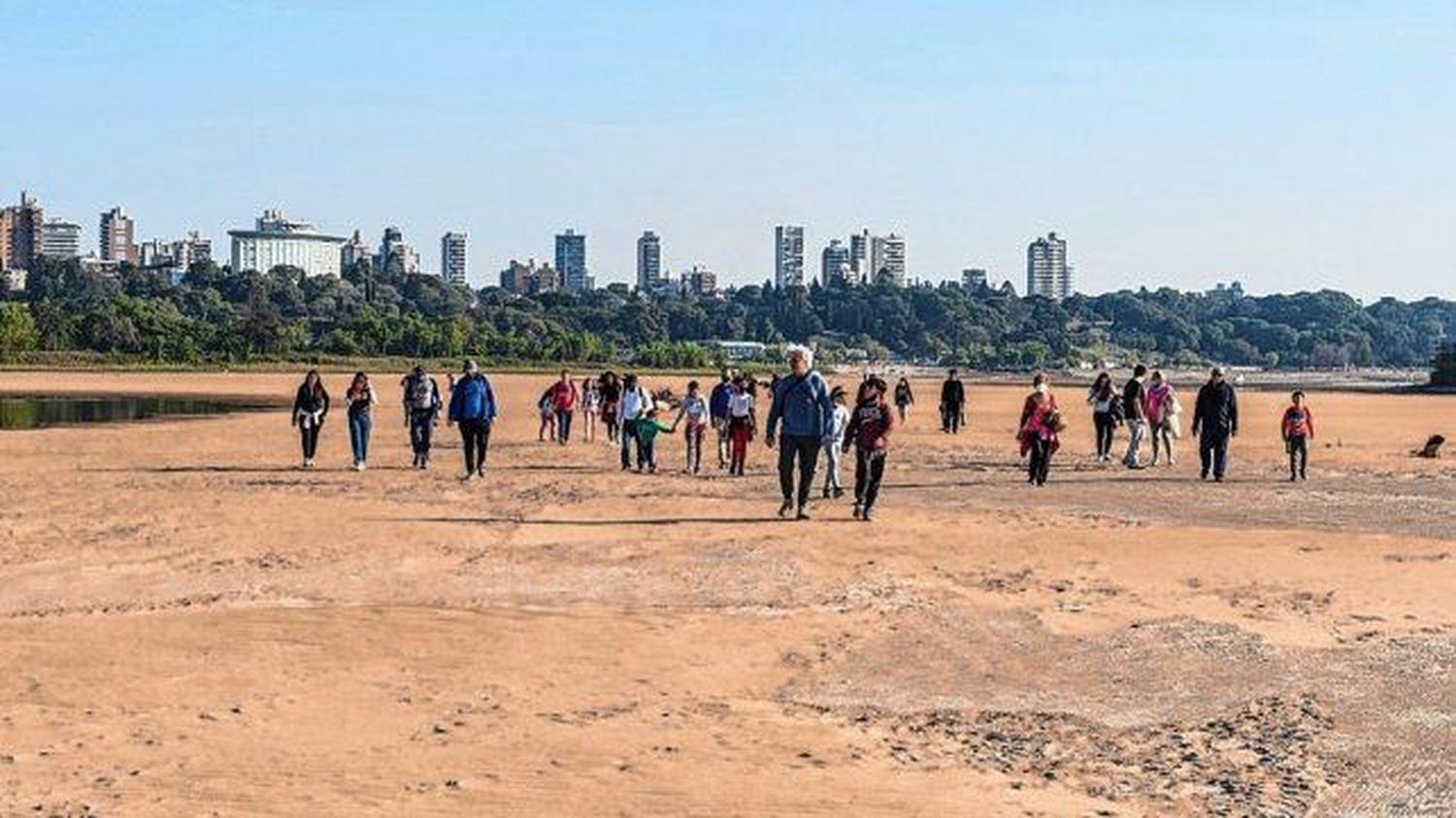 Bajante histórica: invitan a caminar por el lecho del río