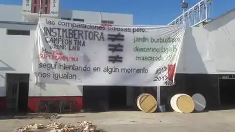 La bandera que le dedicaron los hinchas de Central a los de Racing 