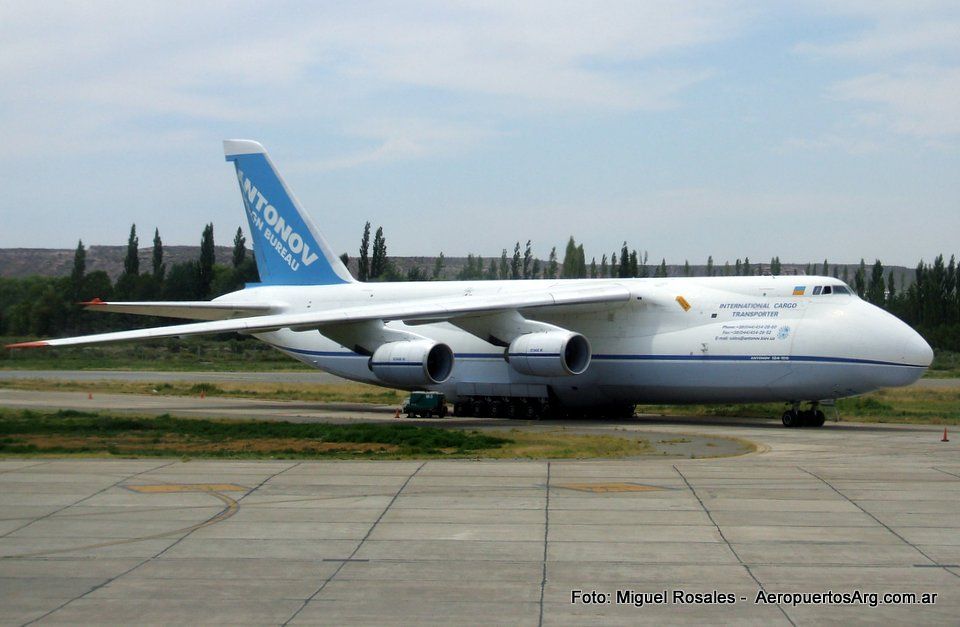Antonov An-124 en el aeropuerto de Neuquén