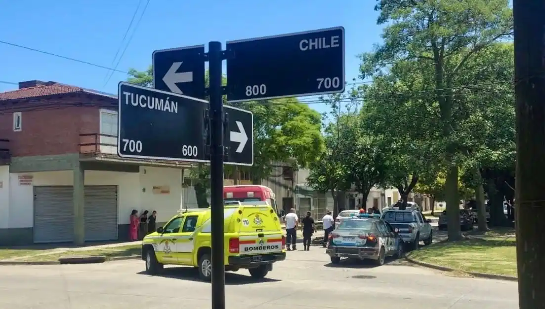 Los servidores públicos trabajando en el lugar del accidente.
