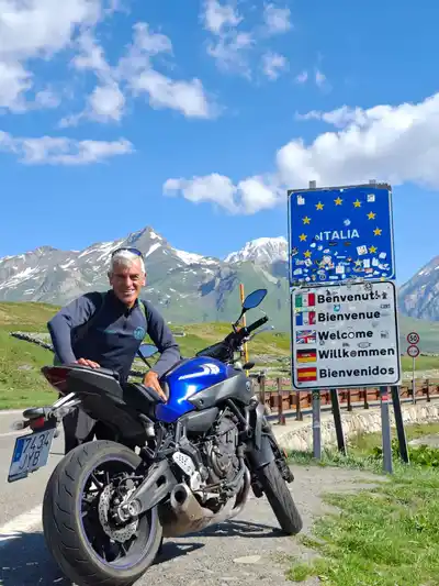 "Lo perfecto es enemigo de lo posible": la vida de Charly Centineo y sus miles de kilómetros en moto