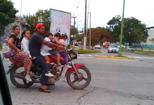 Seis personas sin cascos viajan en una moto