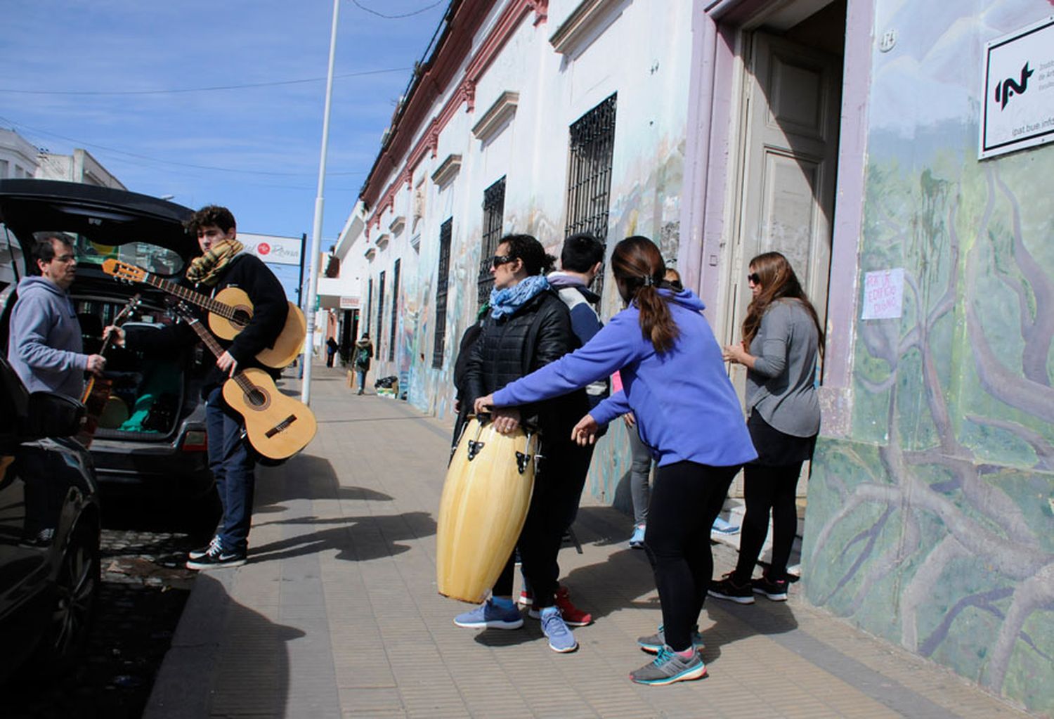 Docentes y alumnos de Polivalente comenzaron la mudanza del edificio de Alem y Pinto