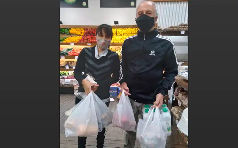 Lau ganó la orden de compra de $ 1500 de Quinta Fresca