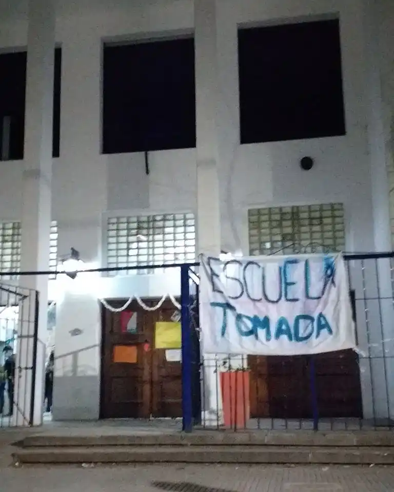 Banfield: Toman colegio en rechazo del "Operativo Aprender"