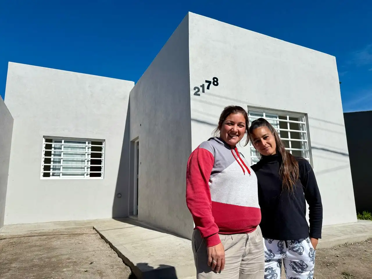 Giselle y Anabella, dos de las tres adjudicatarias del Programa de Autoconstrucción de Viviendas del Municipio.