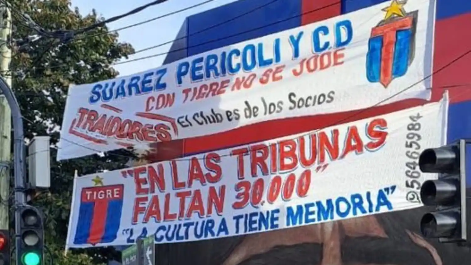 Tras la dura derrota con Platense, aparecieron pasacalles contra los delfines de Massa en el club Tigre