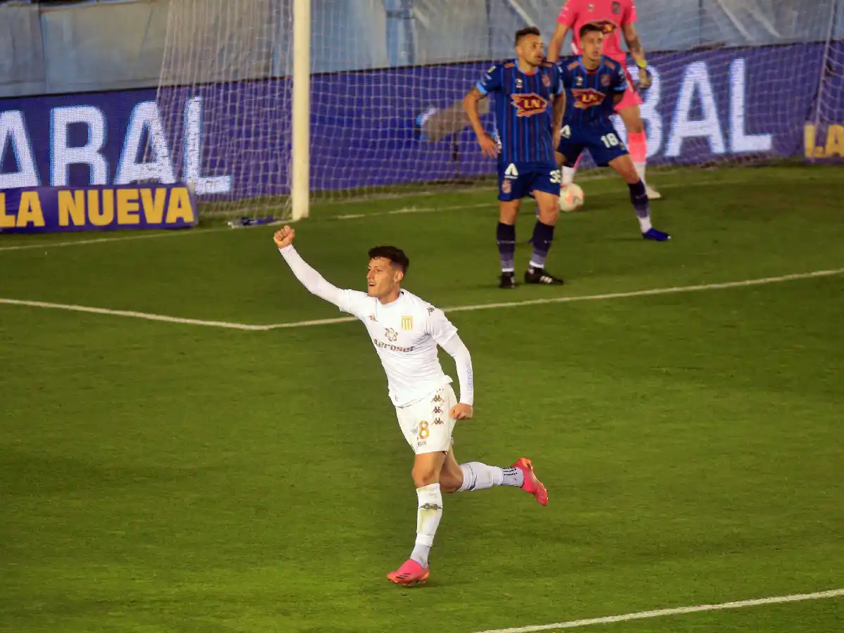 Racing superó a Arsenal y acaricia la punta